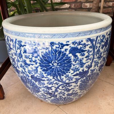 A large Chinese blue and white 'Lotus Scroll' fish bowl — 照片 1