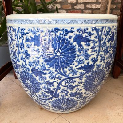 A large Chinese blue and white 'Lotus Scroll' fish bowl — 照片 2