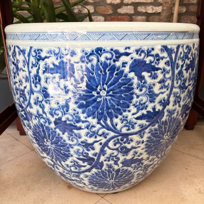 A large Chinese blue and white 'Lotus Scroll' fish bowl — 照片 3