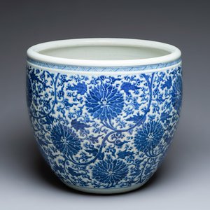 A large Chinese blue and white 'Lotus Scroll' fish bowl — 照片 1