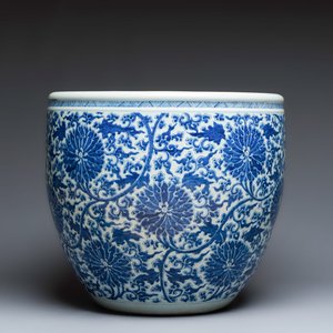 A large Chinese blue and white 'Lotus Scroll' fish bowl — 照片 2
