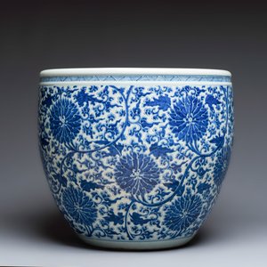 A large Chinese blue and white 'Lotus Scroll' fish bowl — 照片 3