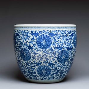 A large Chinese blue and white 'Lotus Scroll' fish bowl — 照片 4