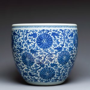 A large Chinese blue and white 'Lotus Scroll' fish bowl — 照片 5