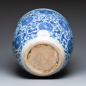 A large Chinese blue and white 'Lotus Scroll' fish bowl — 照片 6