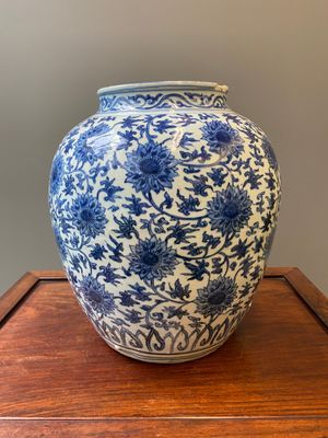 A large Chinese blue and white 'lotus scroll' jar, Ming — 照片 1