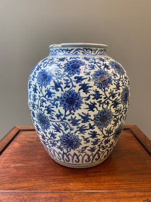 A large Chinese blue and white 'lotus scroll' jar, Ming — 照片 2