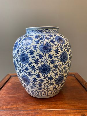 A large Chinese blue and white 'lotus scroll' jar, Ming — 照片 3