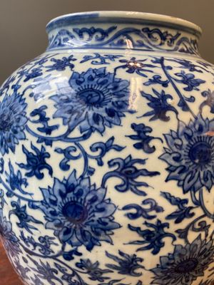 A large Chinese blue and white 'lotus scroll' jar, Ming — 照片 5