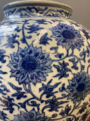 A large Chinese blue and white 'lotus scroll' jar, Ming — 照片 6