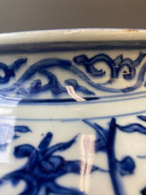 A large Chinese blue and white 'lotus scroll' jar, Ming — 照片 7
