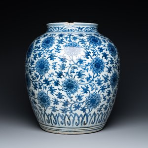 A large Chinese blue and white 'lotus scroll' jar, Ming — 照片 2