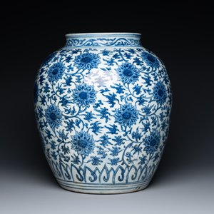 A large Chinese blue and white 'lotus scroll' jar, Ming — 照片 3