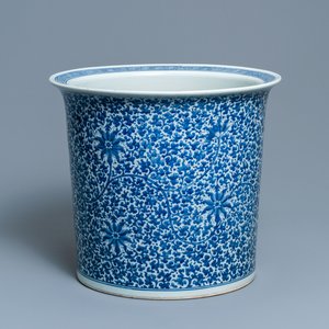A large Chinese blue and white 'lotus scroll' jardinière, 19th C. — photo 1