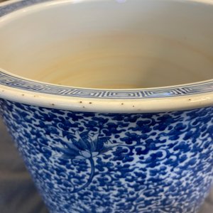 A large Chinese blue and white 'lotus scroll' jardinière, 19th C. — photo 12
