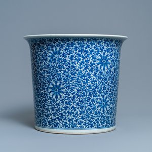 A large Chinese blue and white 'lotus scroll' jardinière, 19th C. — photo 5