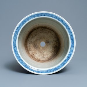 A large Chinese blue and white 'lotus scroll' jardinière, 19th C. — photo 6