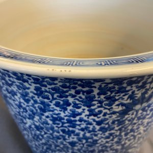 A large Chinese blue and white 'lotus scroll' jardinière, 19th C. — photo 10