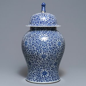 A large Chinese blue and white 'lotus scroll' vase and cover, 19th C. — 照片 4