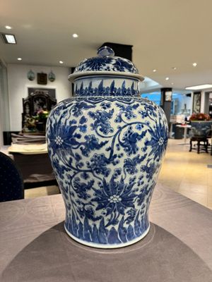A large Chinese blue and white 'lotus scroll' vase and cover, Kangxi — 照片 1