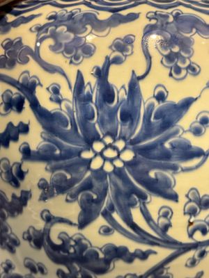 A large Chinese blue and white 'lotus scroll' vase and cover, Kangxi — 照片 11