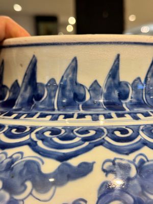 A large Chinese blue and white 'lotus scroll' vase and cover, Kangxi — 照片 12
