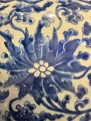 A large Chinese blue and white 'lotus scroll' vase and cover, Kangxi — 照片 13