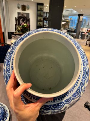 A large Chinese blue and white 'lotus scroll' vase and cover, Kangxi — 照片 14