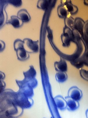 A large Chinese blue and white 'lotus scroll' vase and cover, Kangxi — 照片 20