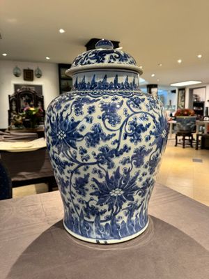 A large Chinese blue and white 'lotus scroll' vase and cover, Kangxi — 照片 2