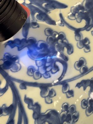 A large Chinese blue and white 'lotus scroll' vase and cover, Kangxi — 照片 21