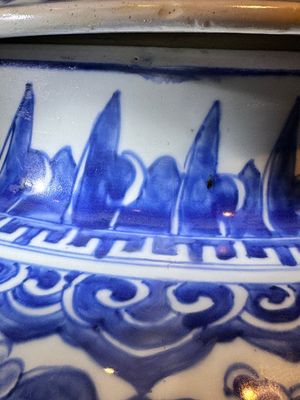 A large Chinese blue and white 'lotus scroll' vase and cover, Kangxi — 照片 22