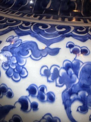 A large Chinese blue and white 'lotus scroll' vase and cover, Kangxi — 照片 23