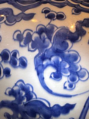 A large Chinese blue and white 'lotus scroll' vase and cover, Kangxi — 照片 24