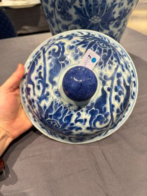 A large Chinese blue and white 'lotus scroll' vase and cover, Kangxi — 照片 4