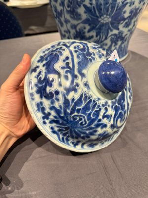 A large Chinese blue and white 'lotus scroll' vase and cover, Kangxi — 照片 5