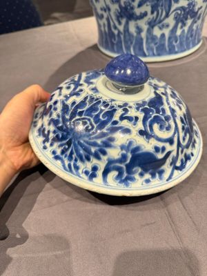 A large Chinese blue and white 'lotus scroll' vase and cover, Kangxi — 照片 6