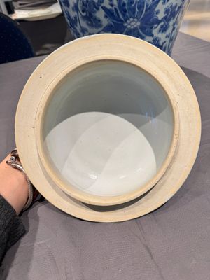 A large Chinese blue and white 'lotus scroll' vase and cover, Kangxi — 照片 7
