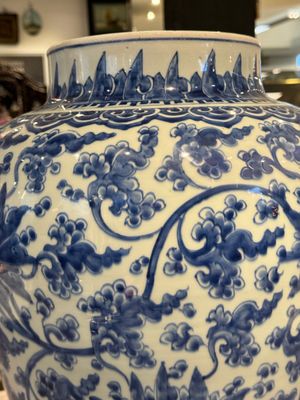 A large Chinese blue and white 'lotus scroll' vase and cover, Kangxi — 照片 10