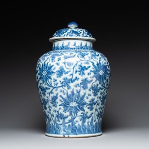 A large Chinese blue and white 'lotus scroll' vase and cover, Kangxi — 照片 1
