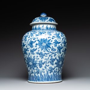 A large Chinese blue and white 'lotus scroll' vase and cover, Kangxi — 照片 2