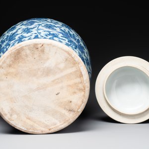 A large Chinese blue and white 'lotus scroll' vase and cover, Kangxi — 照片 4