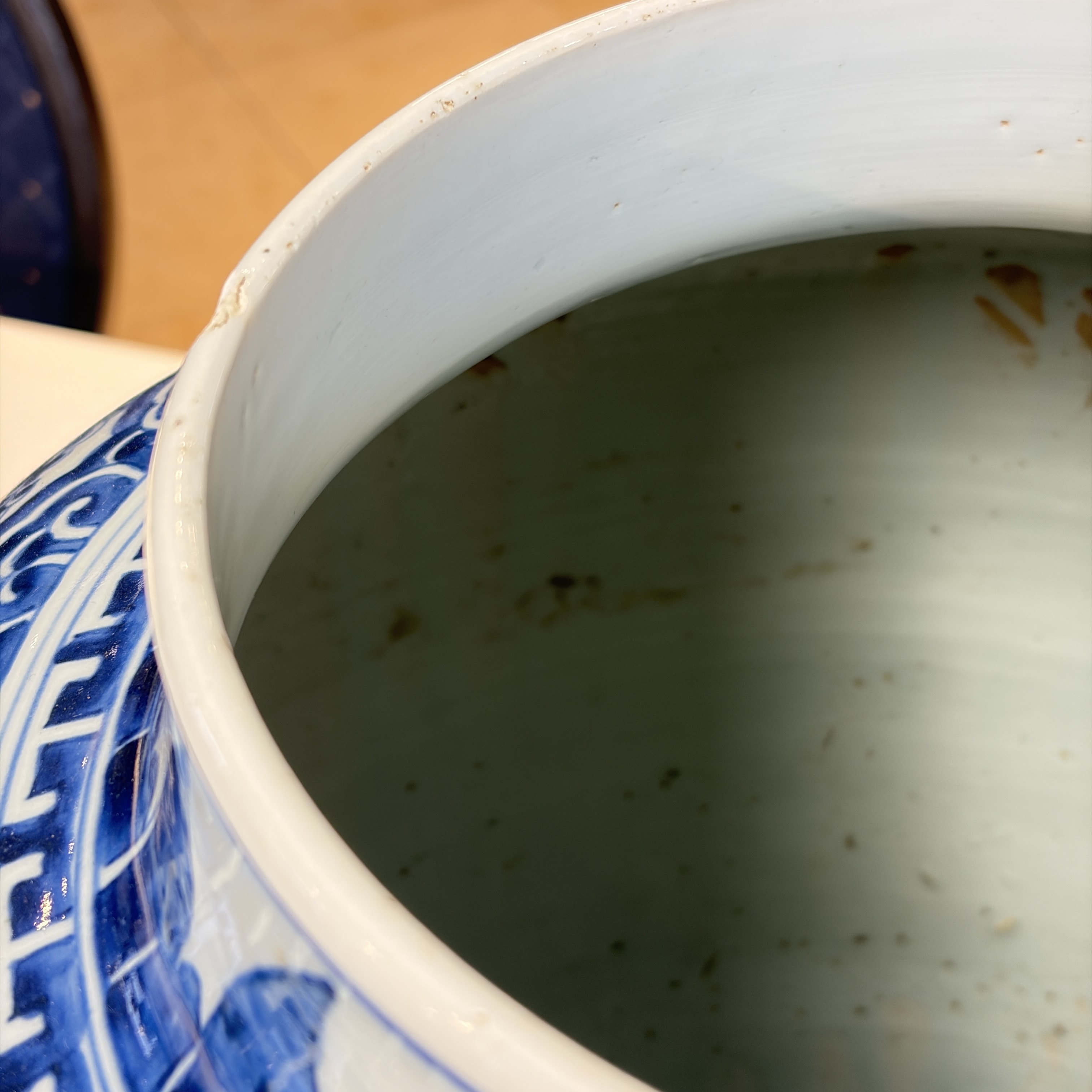 A large Chinese blue and white 'Lotus Scroll' vase and cover — photo 5