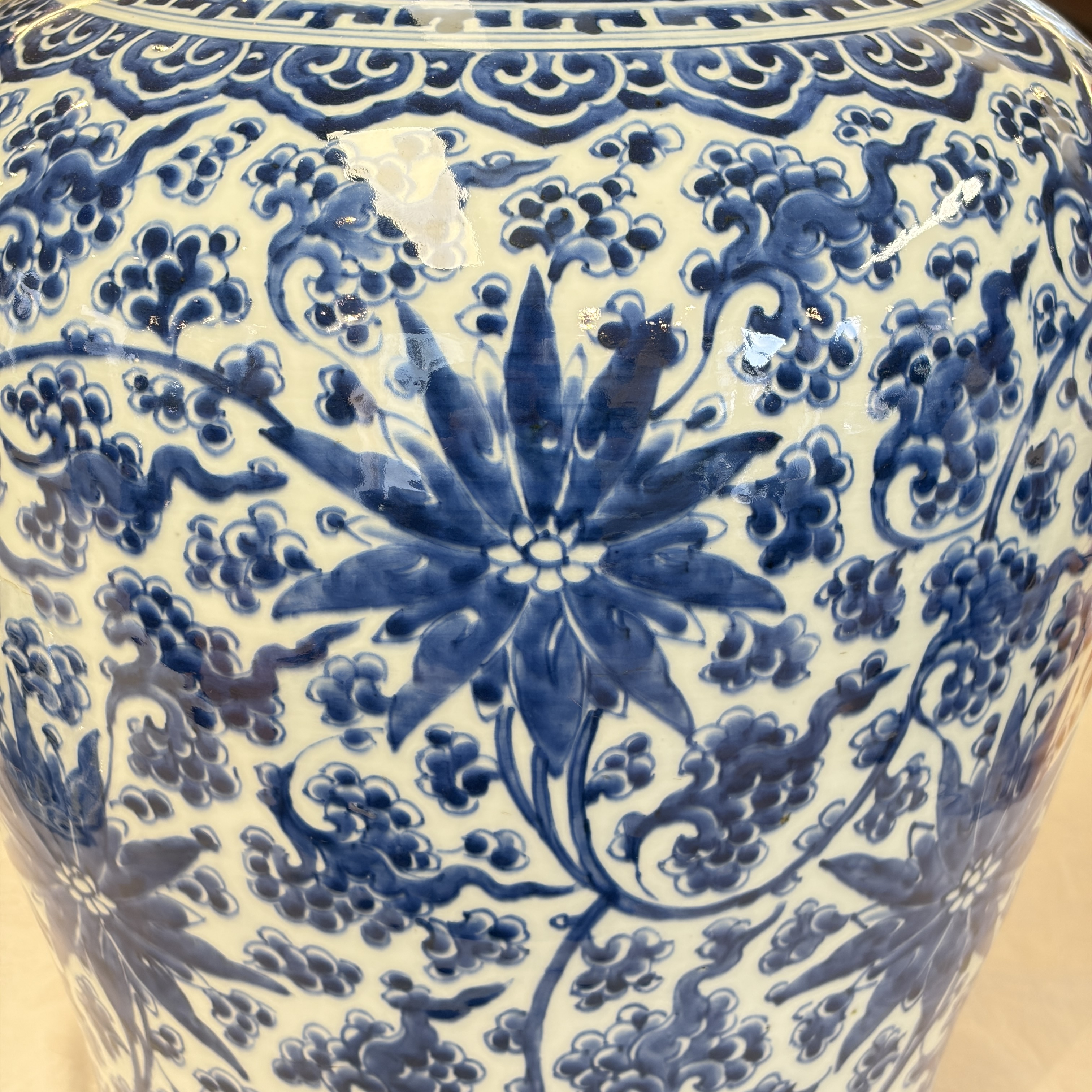 A large Chinese blue and white 'Lotus Scroll' vase and cover — photo 6
