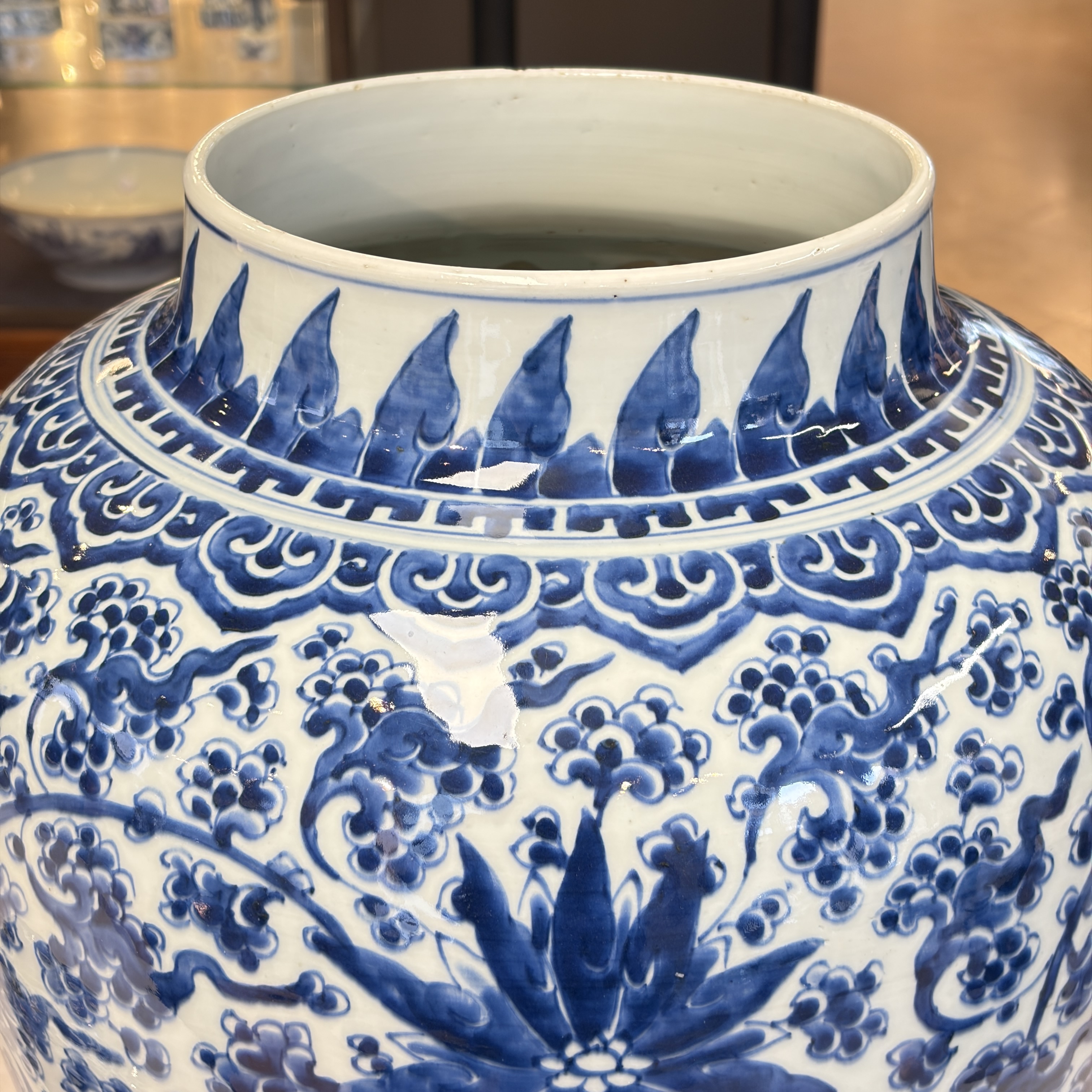 A large Chinese blue and white 'Lotus Scroll' vase and cover — photo 7