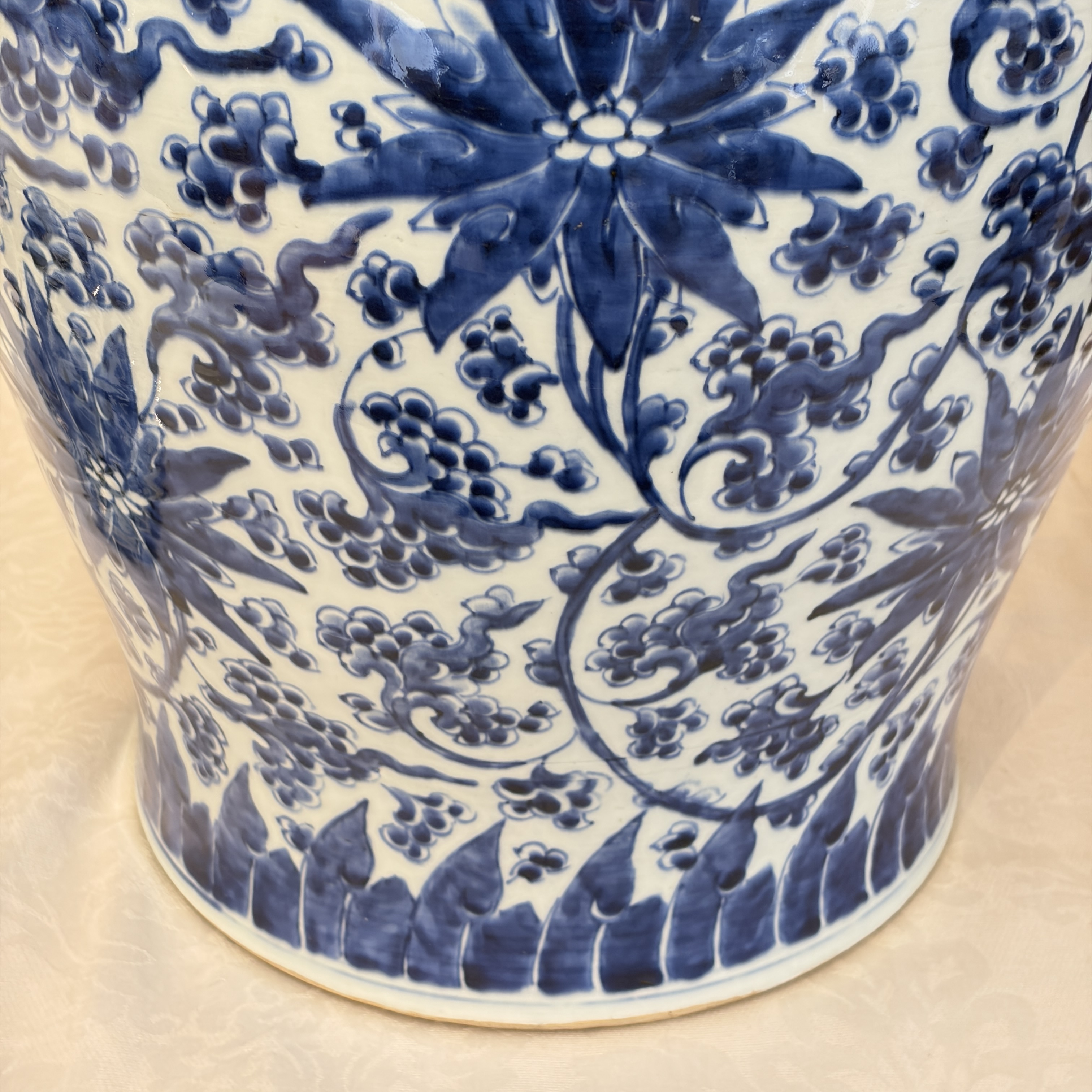 A large Chinese blue and white 'Lotus Scroll' vase and cover — photo 8
