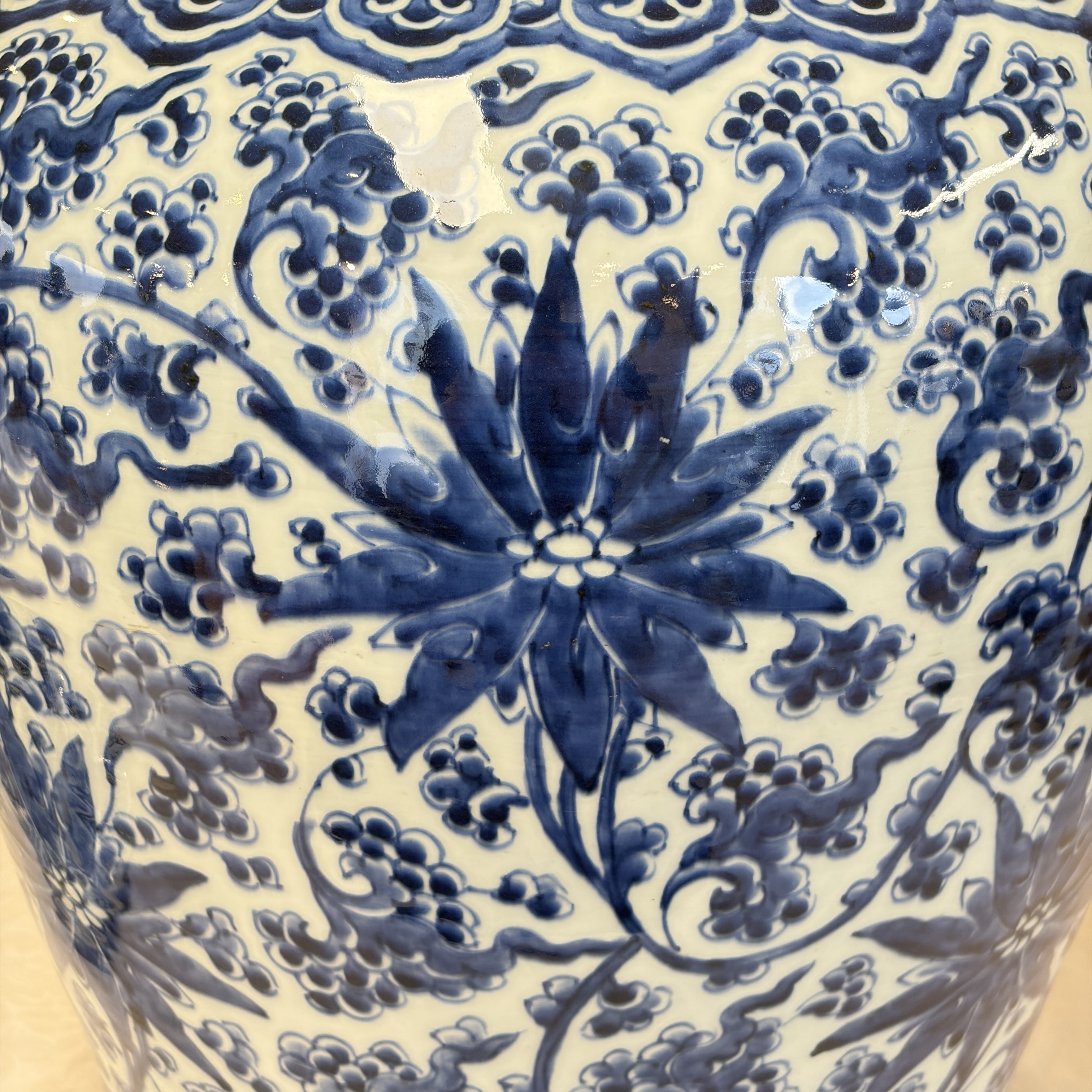 A large Chinese blue and white 'Lotus Scroll' vase and cover — photo 9