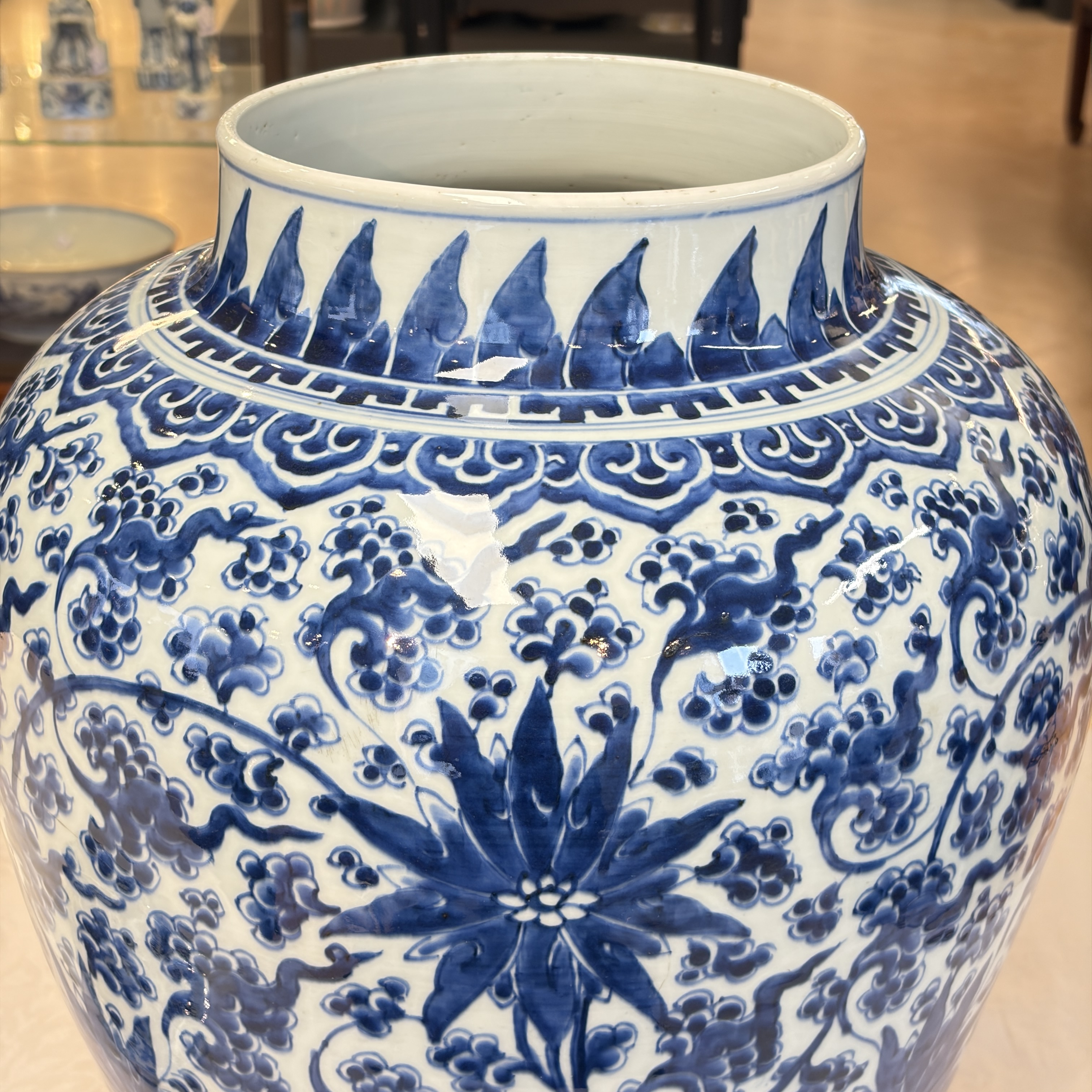 A large Chinese blue and white 'Lotus Scroll' vase and cover — photo 10