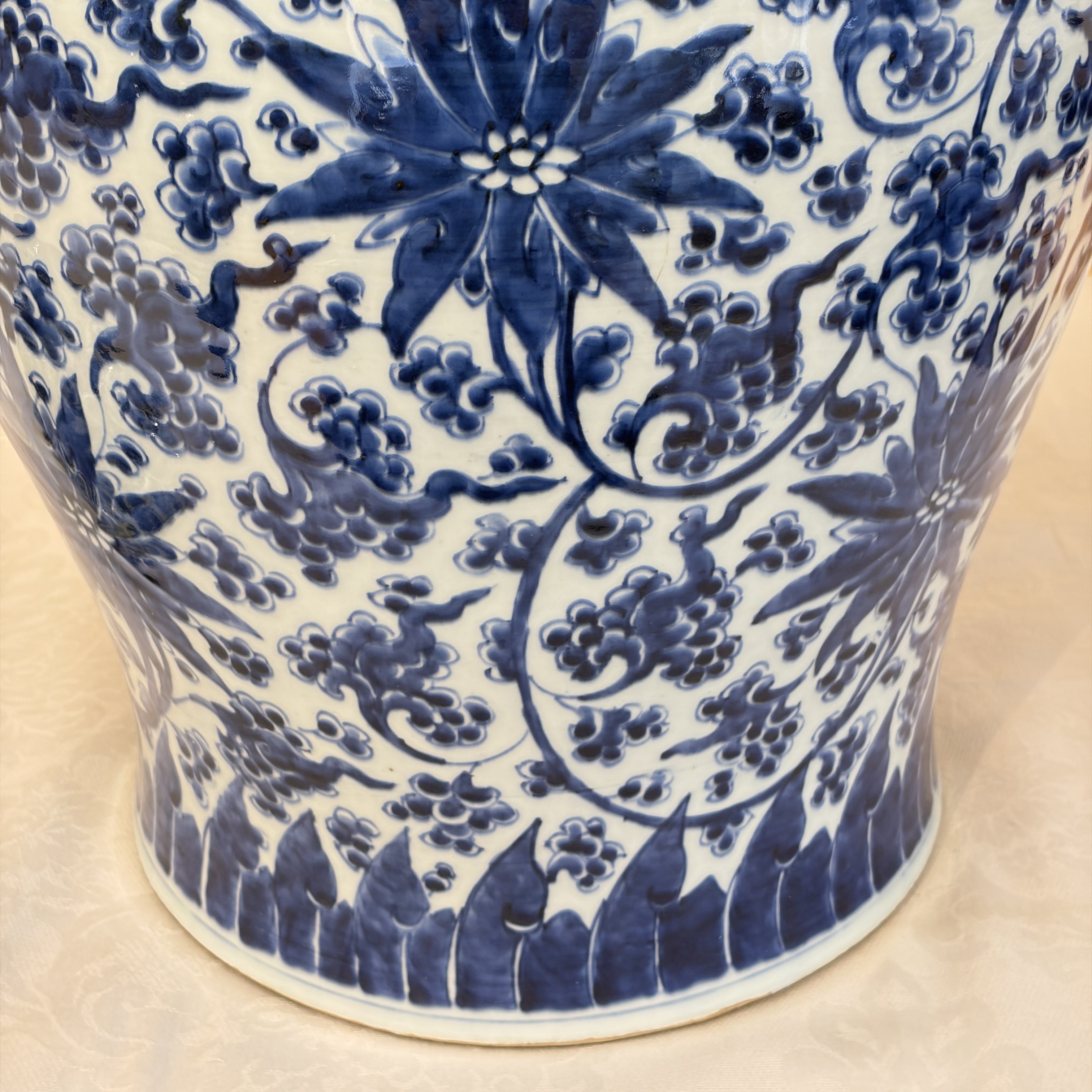 A large Chinese blue and white 'Lotus Scroll' vase and cover — photo 11