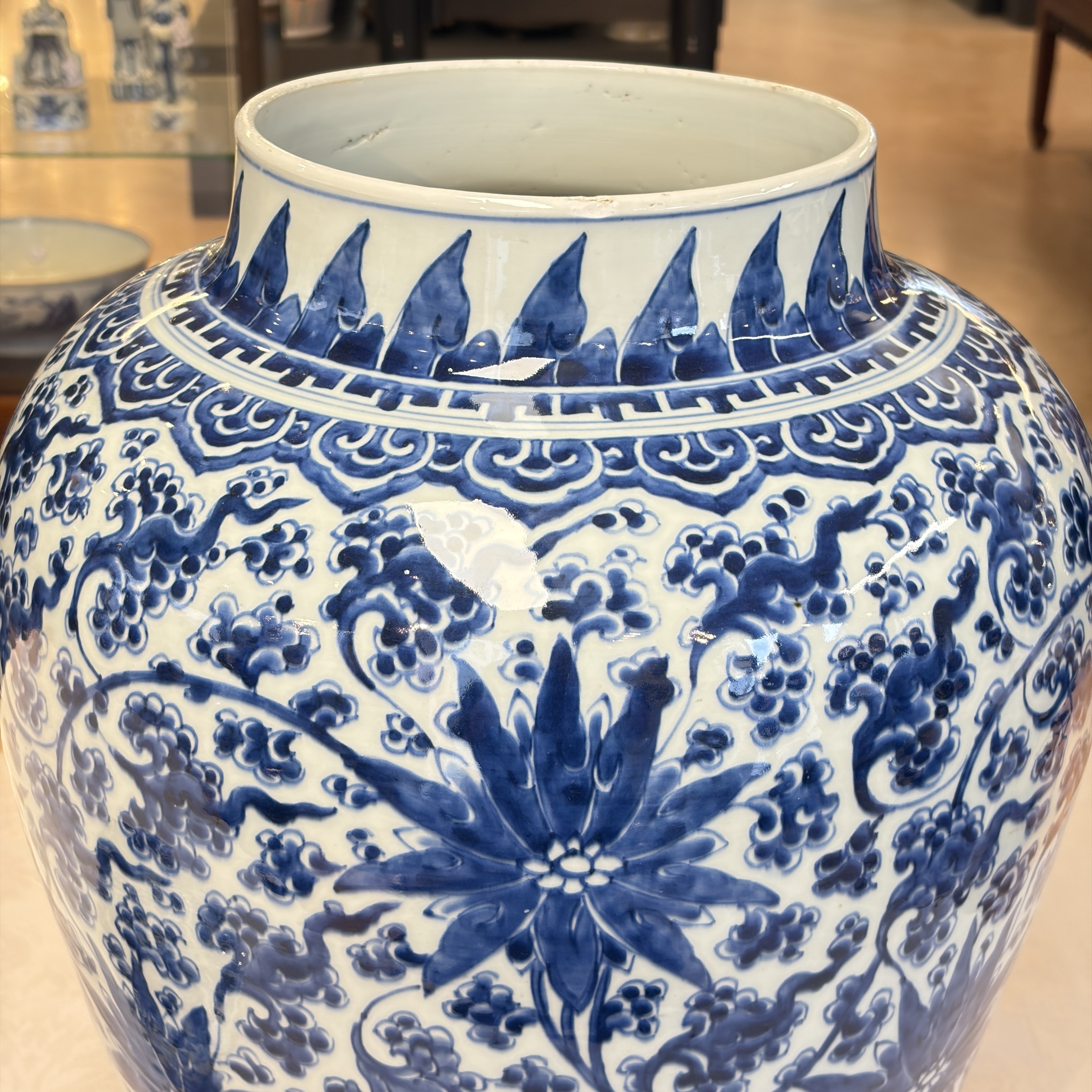A large Chinese blue and white 'Lotus Scroll' vase and cover — photo 14